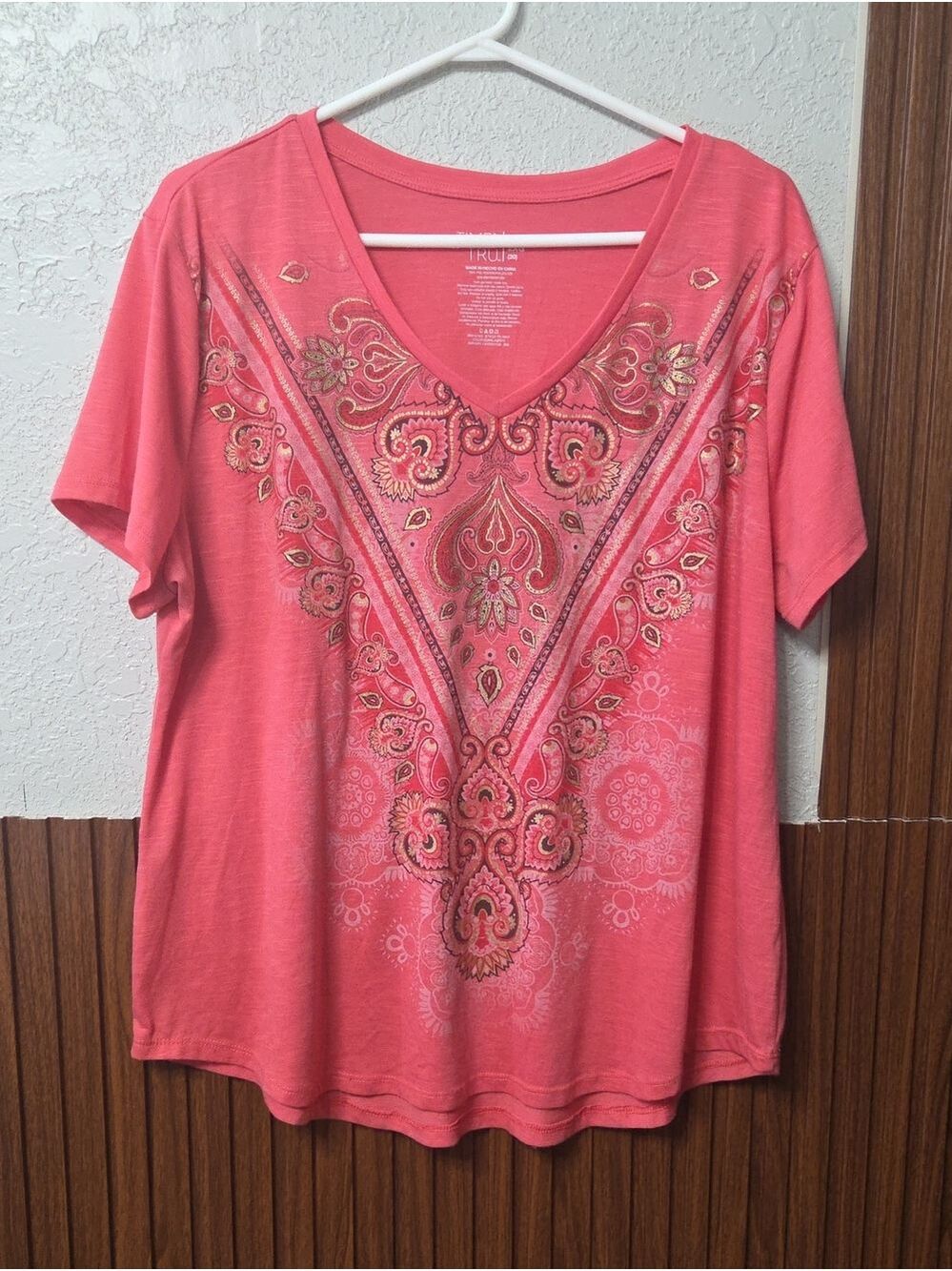 Time and Tru Coral V-Neck Paisley Embellished Tee 2xlarge [1868]